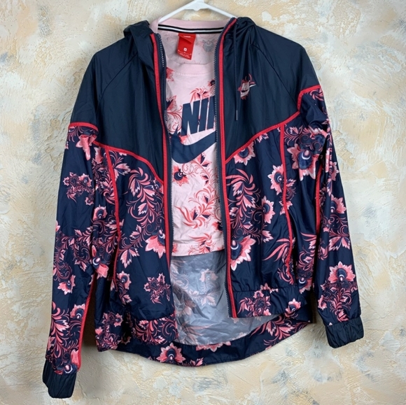 SOLD Nike crop top - Picture 3 of 8